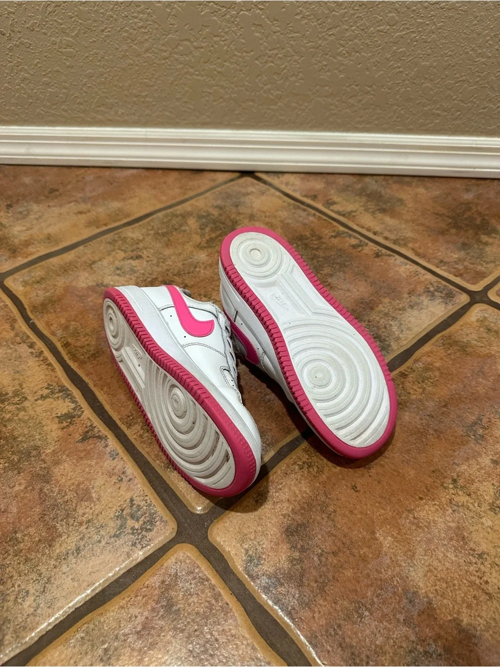 Nike White and Pink Kids Low-Top Sneakers